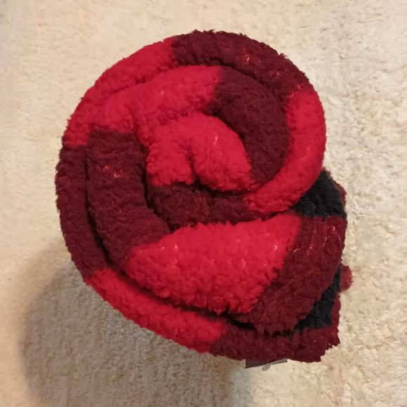 NWT ~ AMERICAN EAGLE Red & Black Plaid Soft Sherpa Throw Blanket (For Your Pet) - Picture 2 of 5